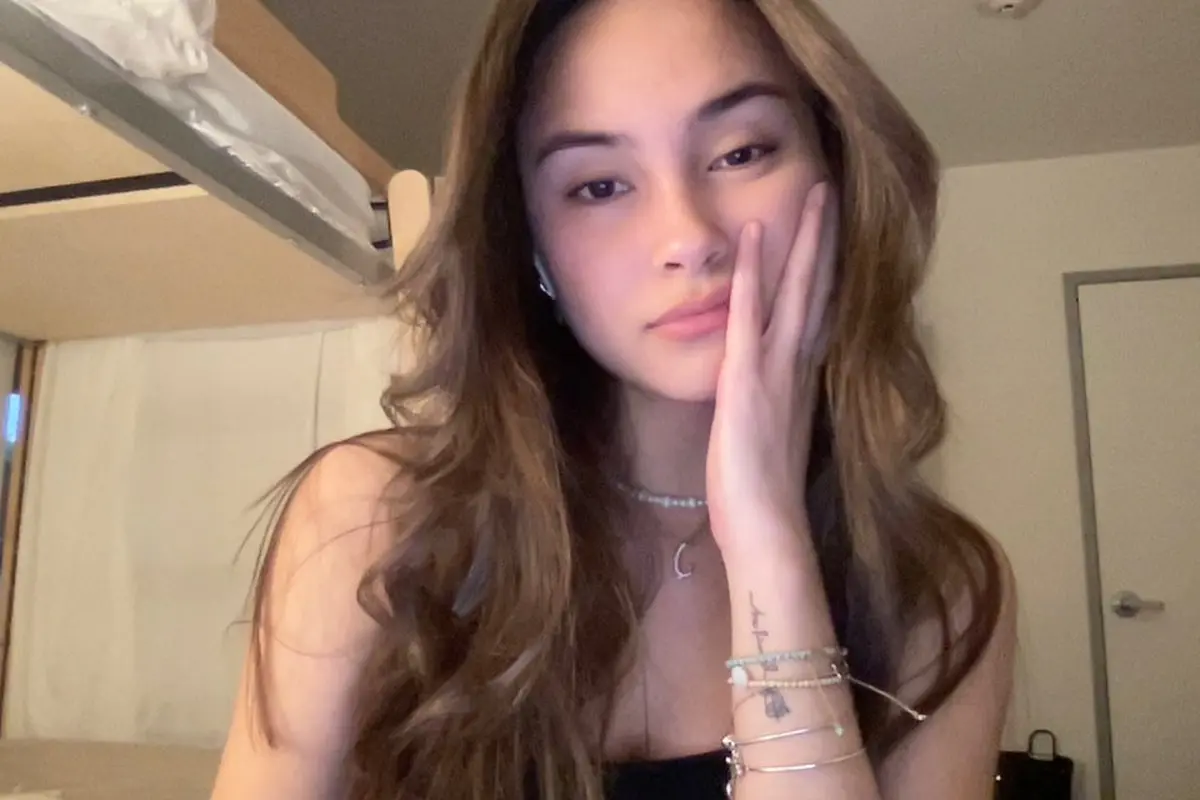 Foto Caitlin Halderman Pose Pegang Pipi Ini Curi Perhatian, Tuai Pujian