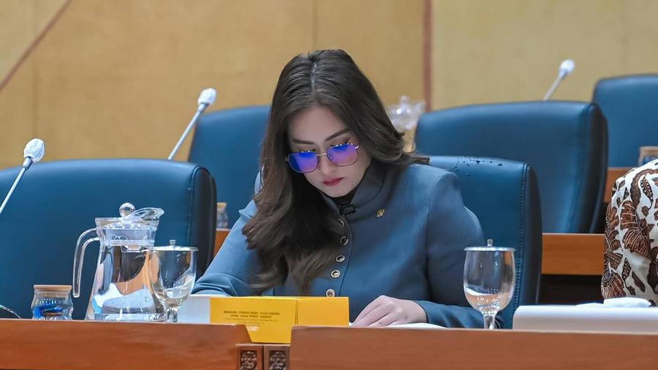 8 Potret Cantik Nafa Urbach Saat Rapat Bahas Makan Bergizi Gratis, Kayak Mau Syuting Film