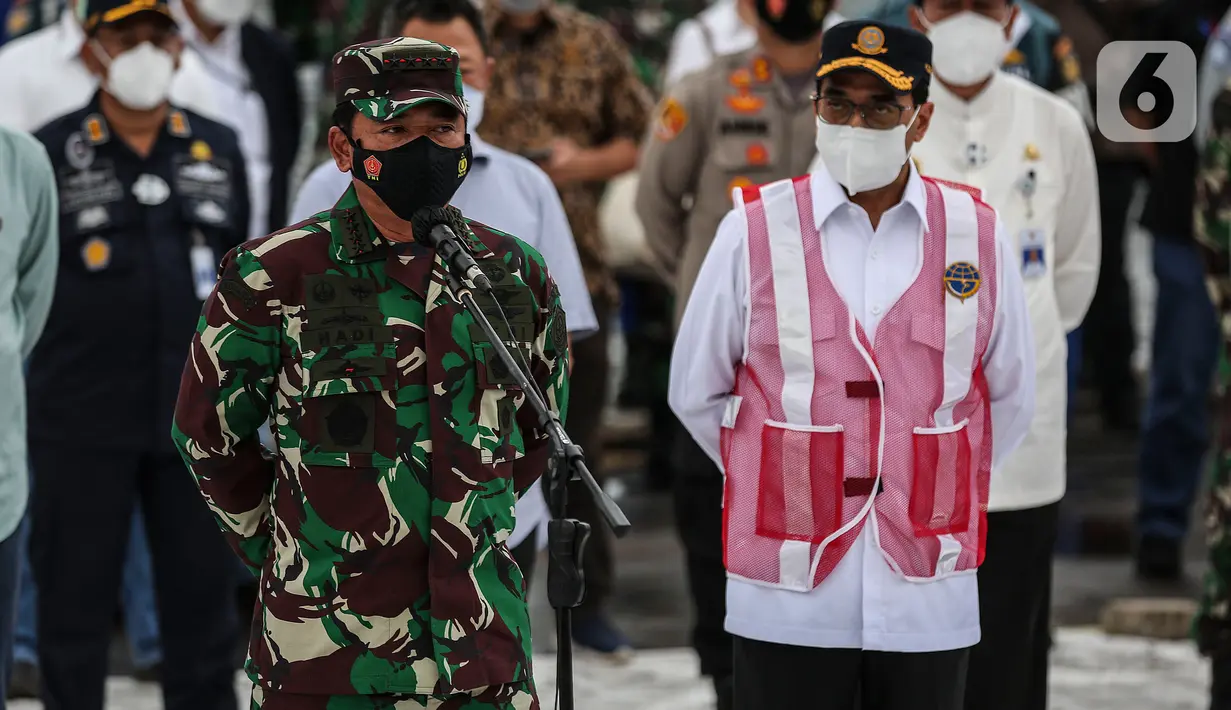 Panglima TNI Marsekal Hadi Tjahjanto bersama Menhub Budi Karya Sumadi memberikan keterangan terkait musibah jatuhnya pesawat Sriwijaya Air  SJ 182 di JICT Tanjung Priok, Jakarta Utara, Selasa (12/1/2020). (Liputan6.com/Johan Tallo)