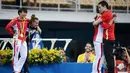 Atlet loncat indah asal Italia, Tania Cagnotto dan astlet asal China, Shi Tingmao menyaksikan momen bahagia He Zi saat dipeluk kekasihnya Qin Kai saat lamaran di ajang Olimpiade 2016 di Rio de Janeiro, Brasil, (14/8). (REUTERS/Marcos Brindicci)