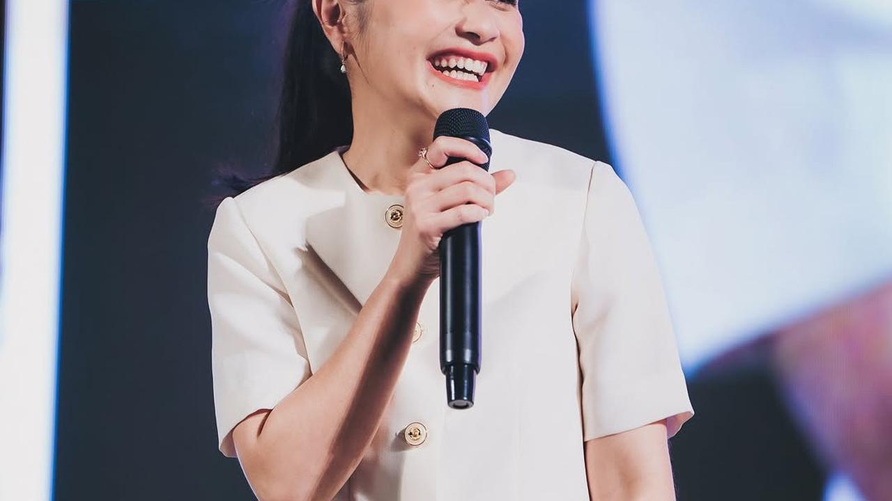 Pancarkan Pesona Independent Women, Intip Potret Outfit Prilly Latuconsina dengan Gaya Smart Casual