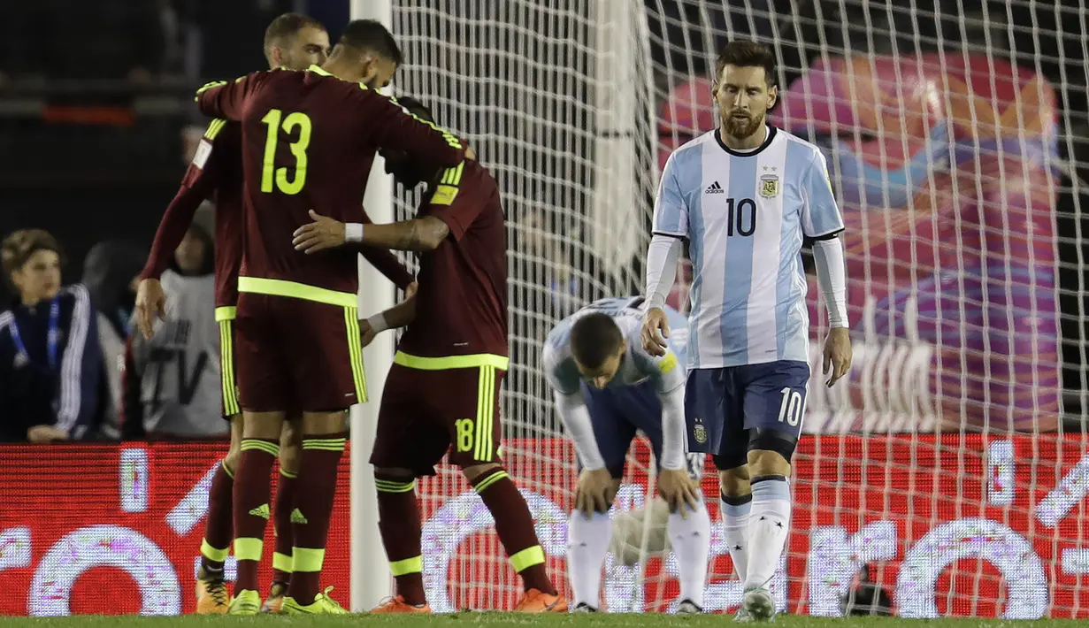 Kapten Argentina, Lionel Messi, tampak kecewa usai Venezuela berhasil mencetak gol ke gawang Argentina di Stadion Monumental Antonio Vespucio Liberti, Rabu (6/9/2017). Argentina ditahan imbang 1-1 oleh Venezuela. (AP/Natacha Pisarenko)