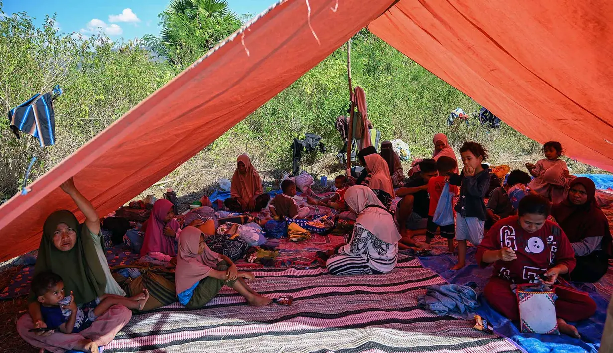 Warga beristirahat di bawah tenda di sebuah lapangan terbuka di Mbay, Nagekeo, Nusa Tenggara Timur, Senin, 17 Agustus 2026, (AFP/ Juni Kriswanto)