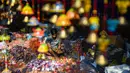 Seorang pembuat tembikar menjual lampu tanah jelang Festival Diwali di sepanjang pinggir jalan di New Delhi, India, 18 Oktober 2022. Festival Diwali atau dalam agama Hindu berarti Festival Cahaya melambangkan kemenangan baik atas keburukan, dan lampu atau pelita dinyalakan sebagai tanda perayaan serta harapan umat manusia. (Sajjad HUSSAIN/AFP)