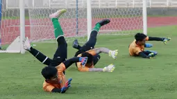 Kiper Timnas Indonesia U-19 saat melakukan latihan jelang Piala AFF U-19 2022 di Stadion Madya, Jakarta, Selasa (21/6/2022). (Bola.com/M Iqbal Ichsan)