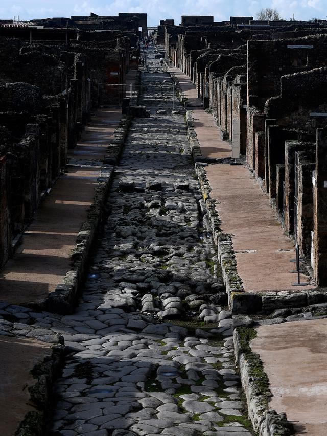 Menyusuri Jejak Kehidupan di Kota Kuno Pompeii