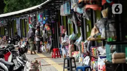 Suasana pedagang saat menunggu pembeli di pasar hewan Barito, Kebayoran Lama, Jakarta, Selasa (25/10/2022). Sebanyak 85 kios kini telah memiliki 'wajah baru' dengan tempat yang higienis, mengutamakan estetika, dan suasana tenang sehingga para pembeli maupun penjual bisa merasa nyaman saat melakukan transaksi. (Liputan6.com/Johan Tallo)