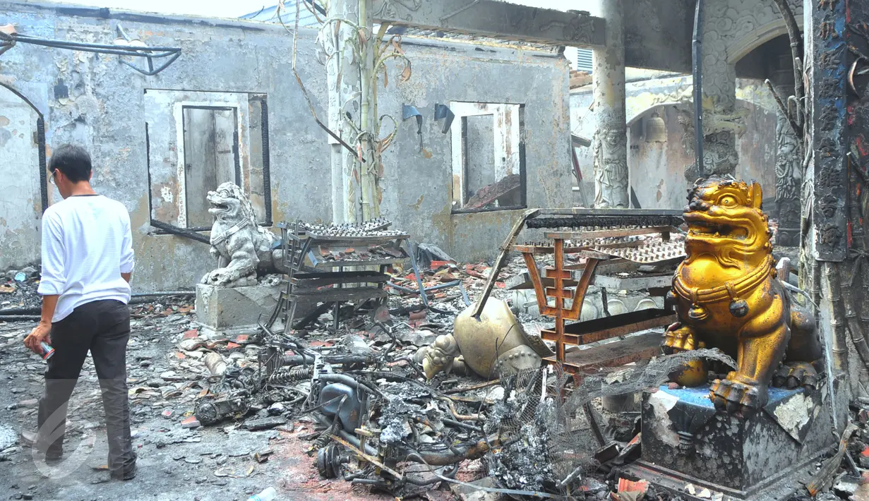 Kondisi Vihara Butong yang habis di lalap api,Tangerang, Banten, Jumat (19/2). Kebakaran tersebut menewaskan empat orang. (Liputan6.com/Faisal R Syam)