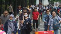 Pekerja berjalan kaki saat jam pulang di kawasan Sudirman, Jakarta, Jumat (7/2/2020). BPJS Ketenagakerjaan yang kini bernama BP Jamsostek menargetkan sekitar 23,5 juta tenaga kerja baru masuk dalam daftar kepesertaan pada 2020. (Liputan6.com/Angga Yuniar)