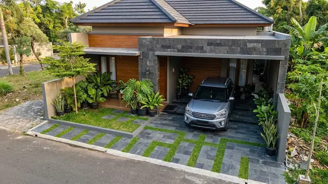 Desain Garasi Terbuka dengan Penataan Batu Alam dan Rumput Sintetis