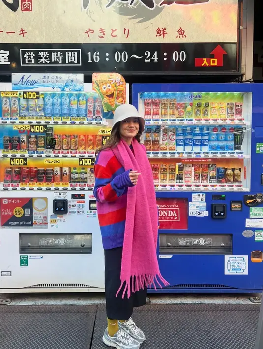 Di tengah dinginnya cuaca di Jepang, Enzy tetap terlihat chic dan stylish dengan outfit berlapis. Seperti pada potret ini, istri Molen Kasetra itu tampil keren memadukan sweater warna kontras dengan syal warna pink, pencil skirt hitam, kaus kaki kuning, bucket hat, dan sneakers warna putih. [@enzystoria]