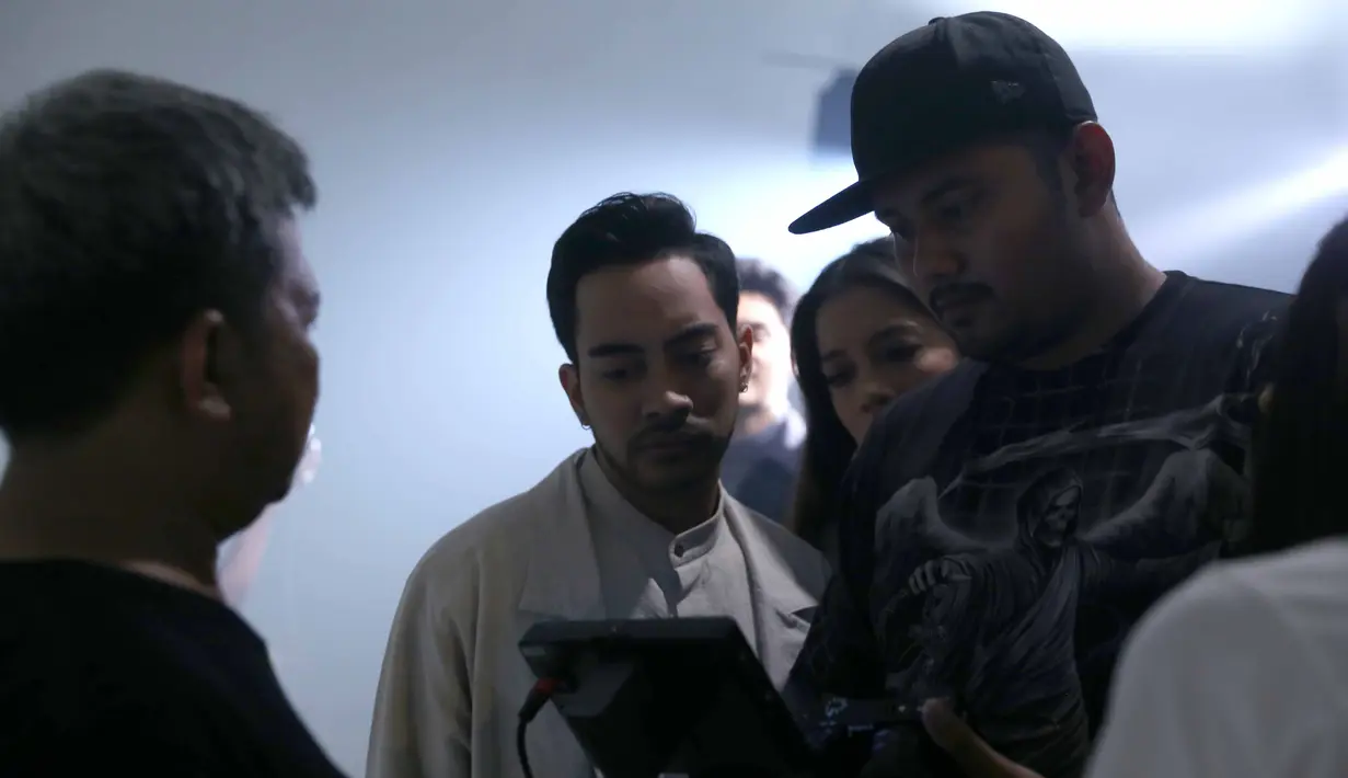 GAC dan The Overtunes menggarap vidio klip dalam lagu kolaborasinya berjudul Berlari Tanpa Kaki. Syuting berlangsung di kawasan Cipete, Jakarta Selatan, Selasa (31/1/2017). (Nurwahyunan/Bintang.com)