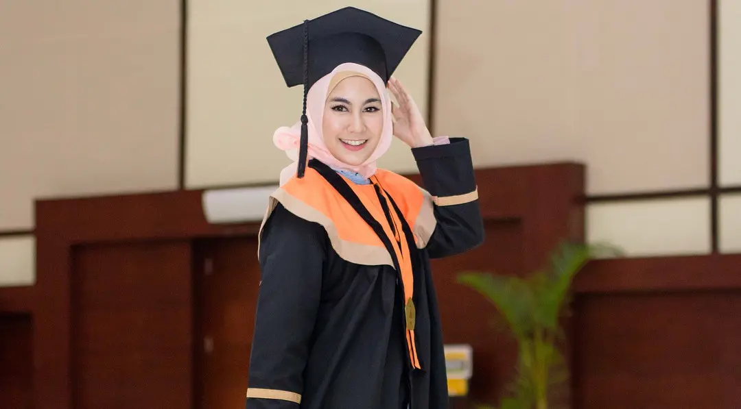Anisa Rahma lulus kuliah [foto: instagram/anisarahma_12]