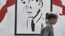 Pejalan kaki melintas di depan mural Bung Karno di Jalan Kolonel Sugiono, Jakarta, Selasa (13/8/2019). Mural dalam rangka menyambut Hari Kemerdekaan pada 17 Agustus itu sekaligus untuk mempercantik jalanan Ibu Kota. (merdeka.com/Iqbal S Nugroho)