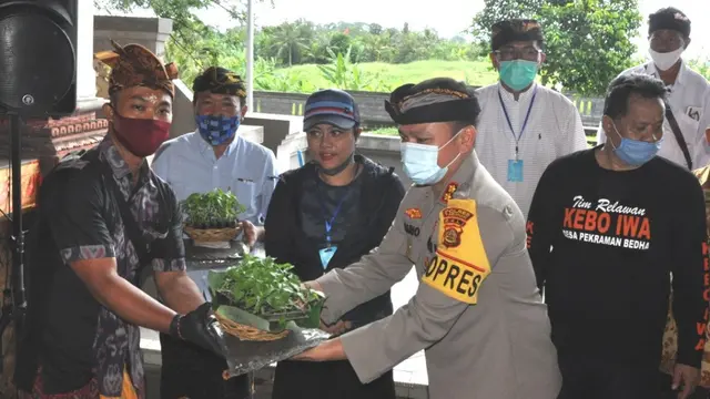 Bupati Eka Bagikan Beras CPP dan Bibit Cabai Kepada Masyarakat Tabanan