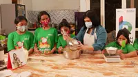 BNI melalui Rumah BUMN mengajak anak-anak dari Panti Asuhan untuk belajar membuat kue-kue, menghias dan melakukan packaging.