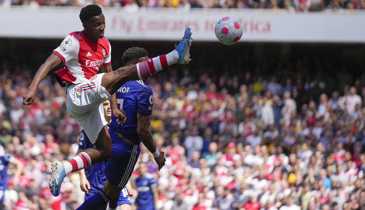 <p>Arsenal yang secara total menguasai penguasaan bola mencapai 64 persen langsung menggebrak di awal laga dan mampu unggul cepat di menit ke-5 melalui Eddie Nketiah memanfaatkan blunder kiper Leeds Illan Meslier yang ceroboh dalam mengontrol bola. Bola berhasil direbut dan dilesakkan ke dalam gawang. (AP/Frank Augstein)</p>