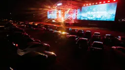 Sejumlah kendaraan diparkir selama konser drive-in Stage X di sebuah tempat parkir di Goyang, Korea Selatan pada 23 Mei 2020. Tujuan konser ini untuk memberikan hiburan bagi warga Korea Selatan yang mendambakan acara-acara musik yang ditangguhkan selama pandemi Covid-19. (AP Photo/Ahn Young-joo)