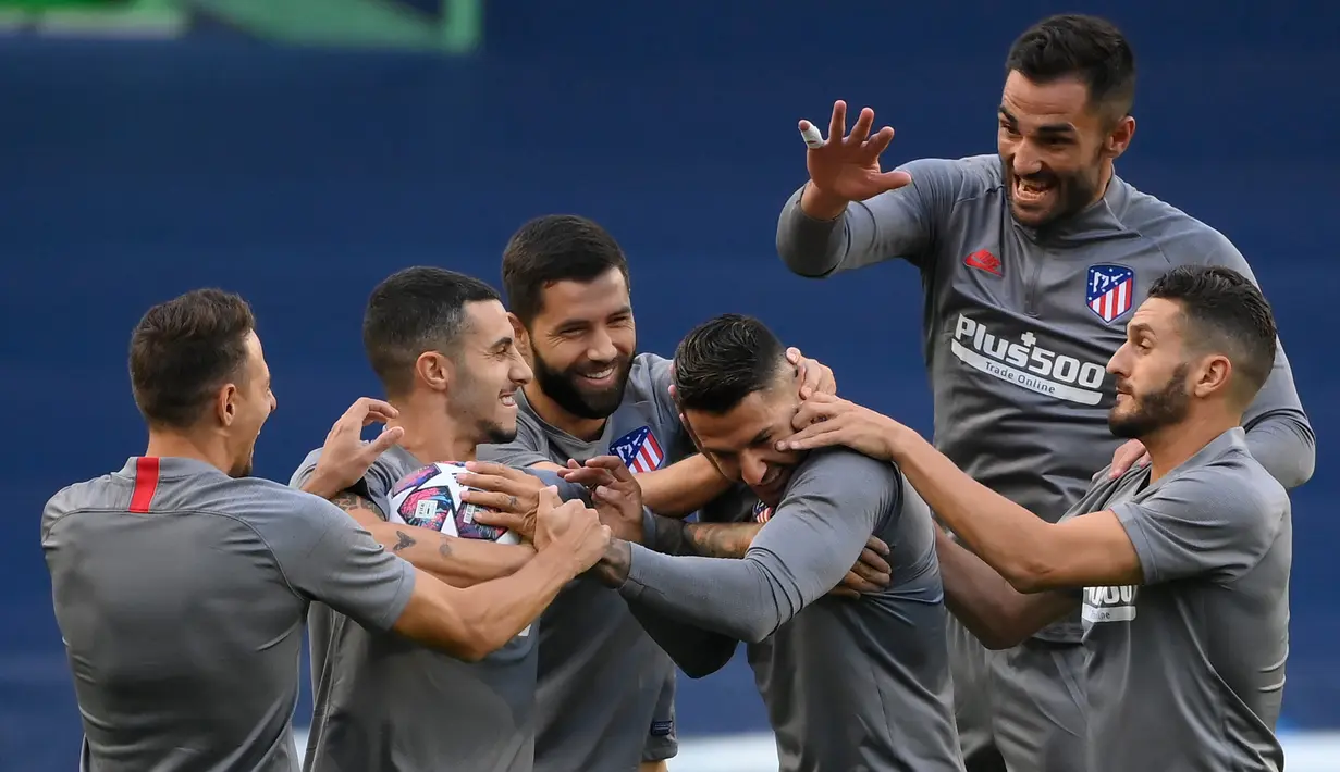 Pemain Atletico Madrid saat mengikuti latihan jelang perempat final Liga Champions 2019/2020 di Estadio Jose Alvalade, Portugal, Kamis (13/8/2020). Atletico Madrid akan menghadapi RB Liepzig di perempat final liga Champions. (AFP/Lluis Gene)