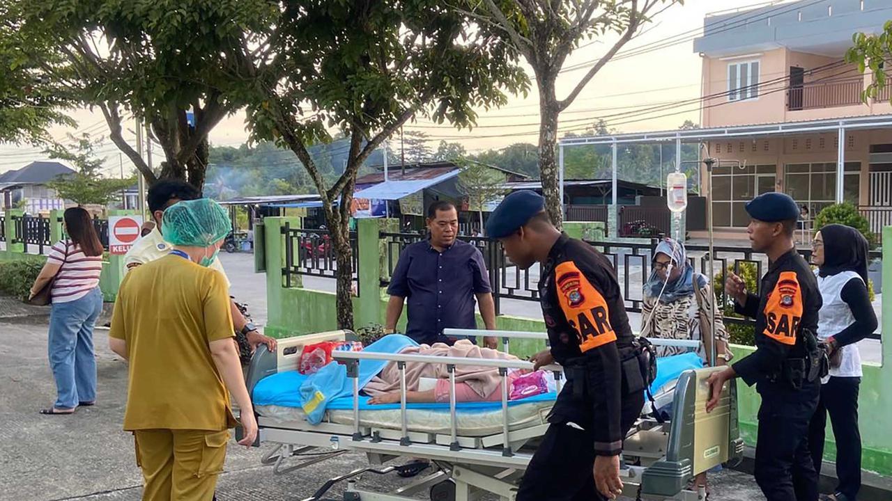 FOTO: Evakuasi Pasien Rumah Sakit Saat Gempa Mengguncang Kota Tarakan