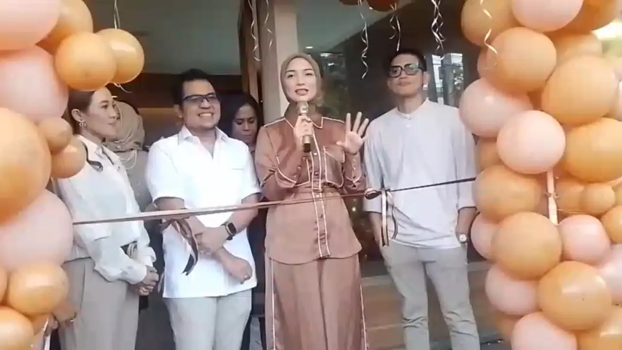 Citra Kirana meresmikan outlet terbaru CnA Skin Klinic di wilayah Bekasi.