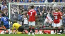 Striker Chelsea, Didier Drogba (kiri) mencetak gol ke gawang Manchester United pada laga final Piala FA 2006/2007 di Wembley Stadium, London (19/5/2007). Manchester United kembali gagal menjuarai Piala FA 2006/2007 setelah kalah 0-1 dari Chelsea di partai final lewat gol tunggal Didier Drogba pada babak perpanjangan waktu. (AFP/Adrian Dennis)
