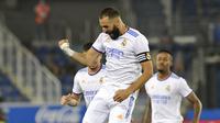 Karim Benzema dari Real Madrid merayakan setelah mencetak gol pembuka timnya selama pertandingan sepak bola La Liga Spanyol antara Alaves dan Real Madrid di stadion Mendizorroza di Vitoria, Spanyol, Sabtu, 14 Agustus 2021. (AP Photo/Alvaro Barrientos)