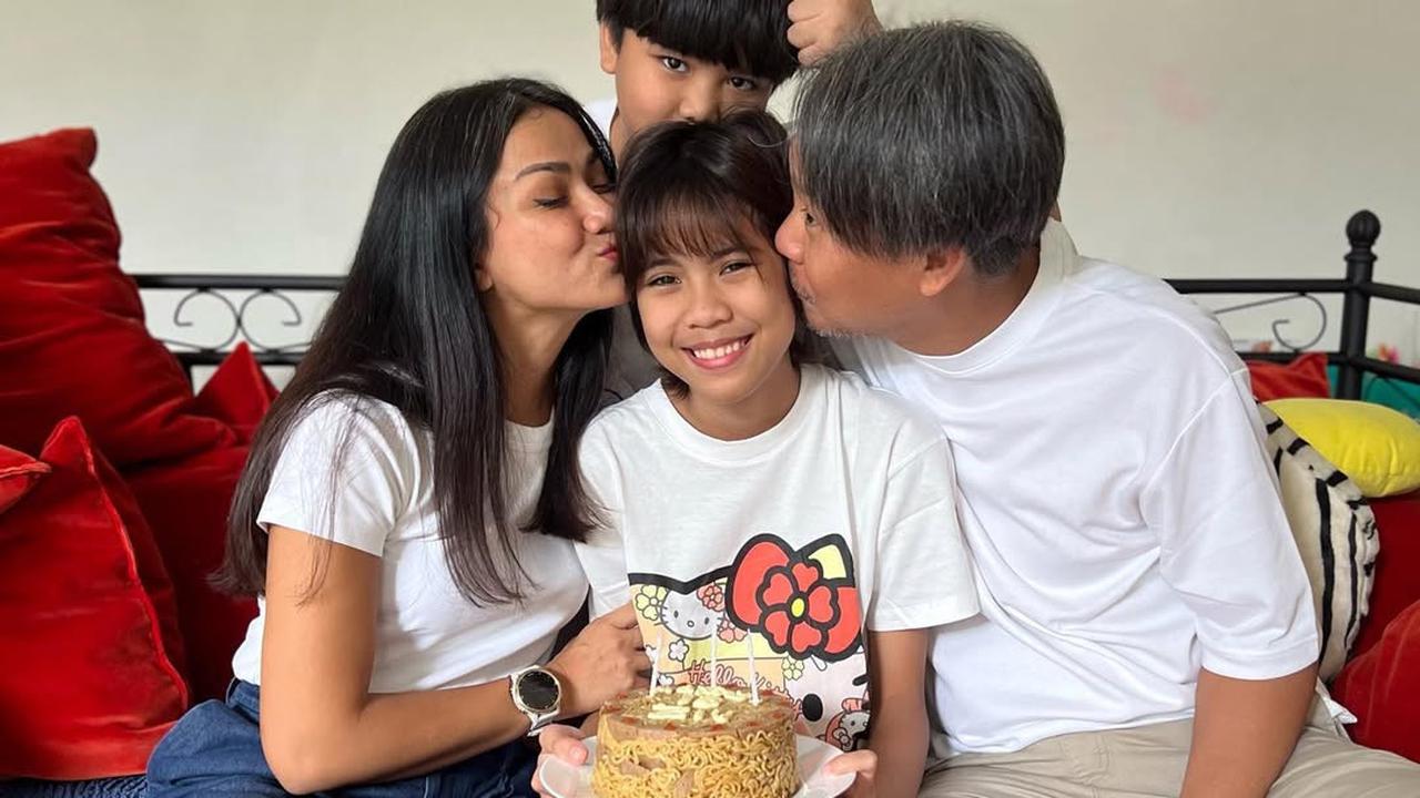 Ernest Cokelat Unggah Foto Lawas Bareng Nirina Zubir, Netizen Dibuat Salah Fokus dengan Lirikan Matanya
