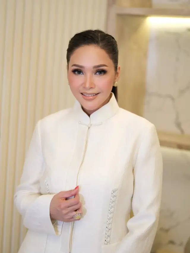 Potret Maia Estianty dengan Kebaya Modern Model Long Coat dan Jam Tangan Mewah