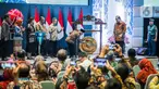 Wakil Presiden Ma'ruf Amin (kedua kanan) bersama Menteri Keuangan Sri Mulyani (kiri), Gubernur Bank Indonesia (BI) Perry Warjiyo (kedua kiri), Ketua Dewan Komisioner OJK Mahendra Siregar (ketiga kiri), dan Direktur Utama BEI Iman Rachman (kanan) meresmikan pembukaan perdagangan Bursa Efek Indonesia (BEI) tahun 2024 di Jakarta, Selasa (2/1/2024). (Liputan6.com/Faizal Fanani)