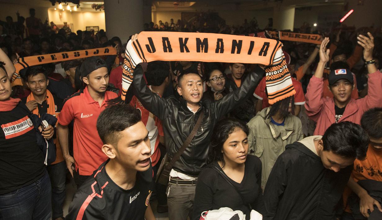 Meskipun kalah 0-1 dari Arema Cronus, The Jakmania tetap tanpa henti mendukung Persija saat nonton bareng di Hotel Royal Regal, Jakarta, Sabtu (28/11/2015). (Bola.com/Vitalis Yogi Trisna)