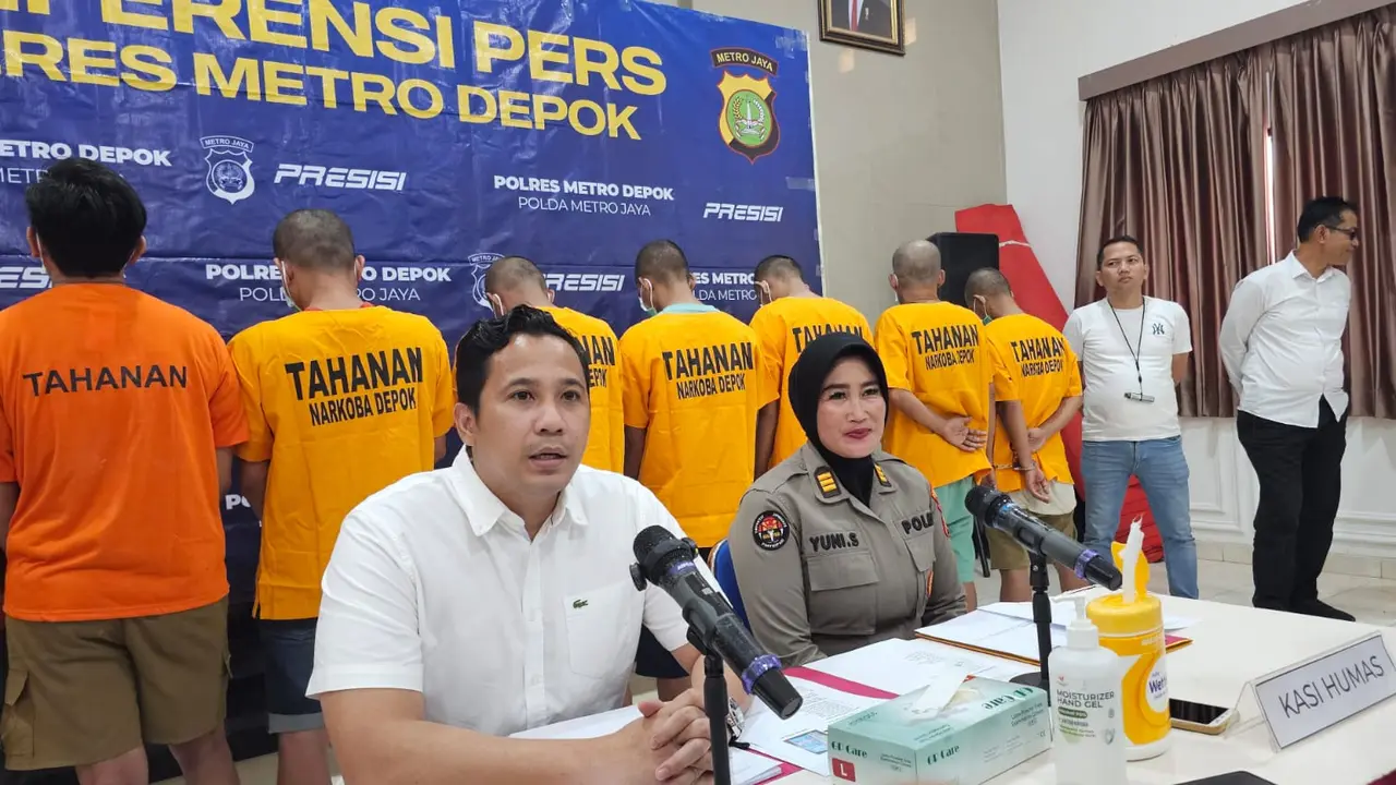 Kasat Narkoba Polres Metro Depok, Kompol Yefta Ruben Hasian Aruan saat menjelaskan penangkapan tersangka penjual obat daftar G.