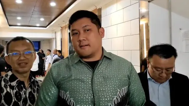 Podcaster Michael Sinaga didampingi kuasa hukumnya memenuhi panggilan Polda Metro Jaya sebagai saksi terkait kasus tudingan ijazah palsu milik Presiden ke-7 Joko Widodo alias Jokowi, Rabu (14/5/2025). (Liputan6.com/Ady Anugrahadi)