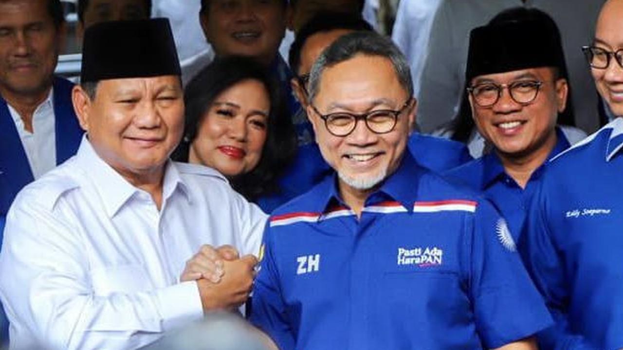 Diketahui, sejumlah ketua umum partai politik di Koalisi Kebangkitan Indonesia Raya (KKIR) hadir dalam perayaaan HUT ke-25 Partai Amanat Nasional (PAN) di Golden Ballroom, Hotel Sultan, Jakarta Pusat.