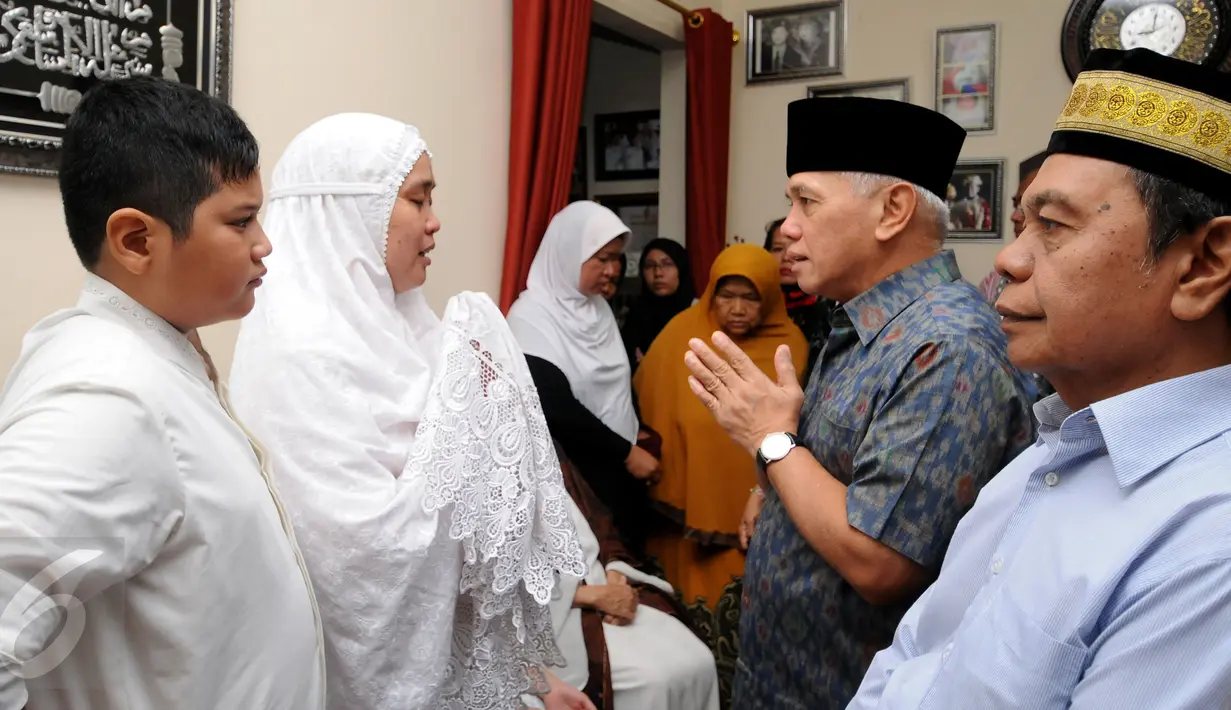 Mantan Menko Perekonomian, Hatta Rajasa (kedua kanan) menyampaikan ucapan duka saat melayat jenazah Ketua KPU, Husni Kamil Manik di Jakarta, Jumat (8/7). Husni Kamil Manik wafat pada Kamis (7/7) di usia 40 tahun. (Liputan6.com/Helmi Fithriansyah)