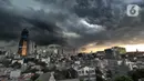 Awan kumulonimbus menyelimuti langit di kawasan Thamrin, Jakarta, Senin (23/12/2019). Badan Meteorologi Klimatologi dan Geofisika (BMKG) memprediksi kawasan Jabotabek berpotensi mengalami peningkatan curah hujan selama sepekan mendatang. (merdeka.com/Arie Basuki)