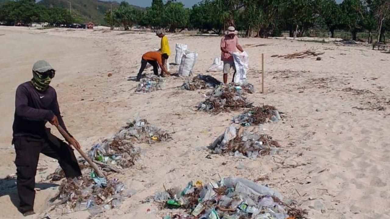 Fakta Mengejutkan: 7,2 Ton Sampah Kiriman Bersihkan Pantai Tanjung Aan Mandalika Jelang Musim Hujan