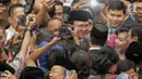 Gubernur DKI Jakarta Anies Baswedan bersalaman dan bertegur sapa dengan gubernur pendahulunya, Basuki Tjahaja Purnama (Ahok) setelah pelantikan anggota DPRD DKI Jakarta periode 2019-2024 di Gedung DPRD DKI Jakarta, Senin (26/8/2019). (Liputan6.com/Faizal Fanani)