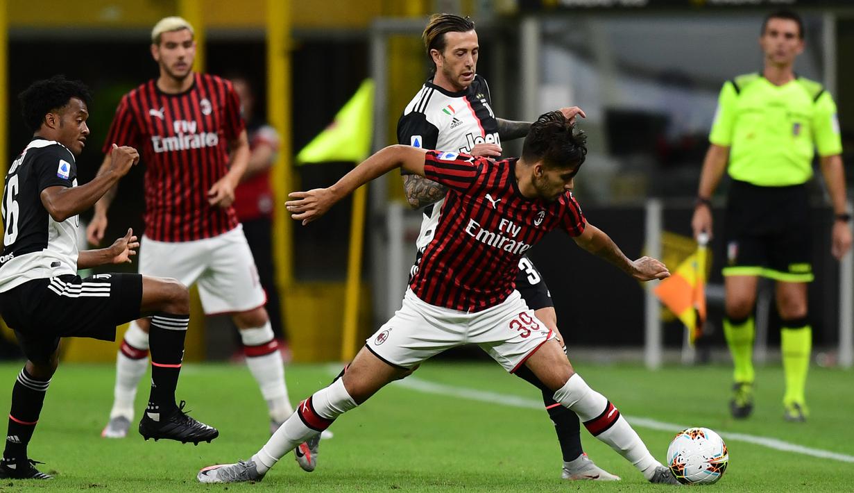 Gelandang AC Milan, Lucas Paqueta, berebut bola dengan penyerang Juventus, Federico Bernardeschi, pada laga lanjutan Serie A pekan ke -31 di Stadion San Siro, Rabu (8/7/2020) dini hari WIB. AC Milan menang 4-2 atas Juventus. (AFP/Miguel Medina)