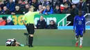 Pemain Chelsea N'Golo Kante (kanan) mendapat kartu kuning karena melakukan pelanggaran terhadap pemain Newcastle United Ryan Fraser (kiri) pada pertandingan Liga Inggris di St James' Park, Newcastle-upon-Tyne, Inggris, 30 Oktober 2021. Chelsea menang 3-0. (Lindsey Parnaby/AFP)