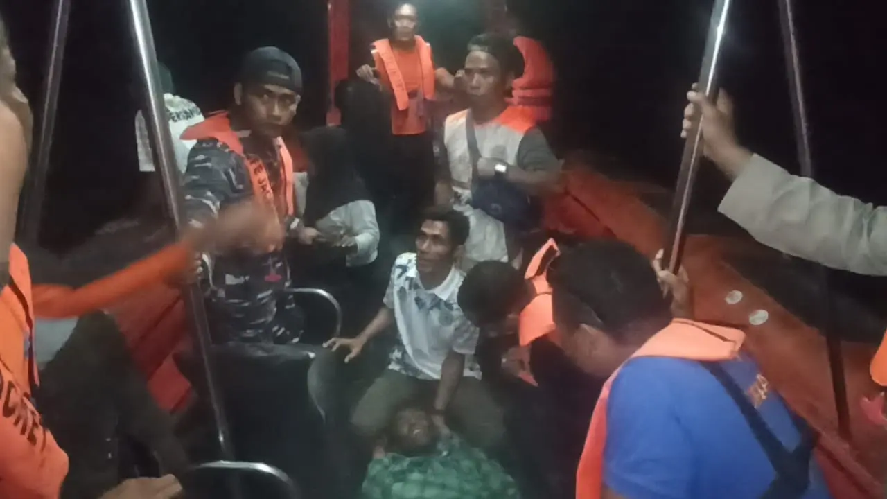 Korban gigitan komodo saat dievakuasi Tim SAR Gabungan (Liputan6.com/Ola Keda)