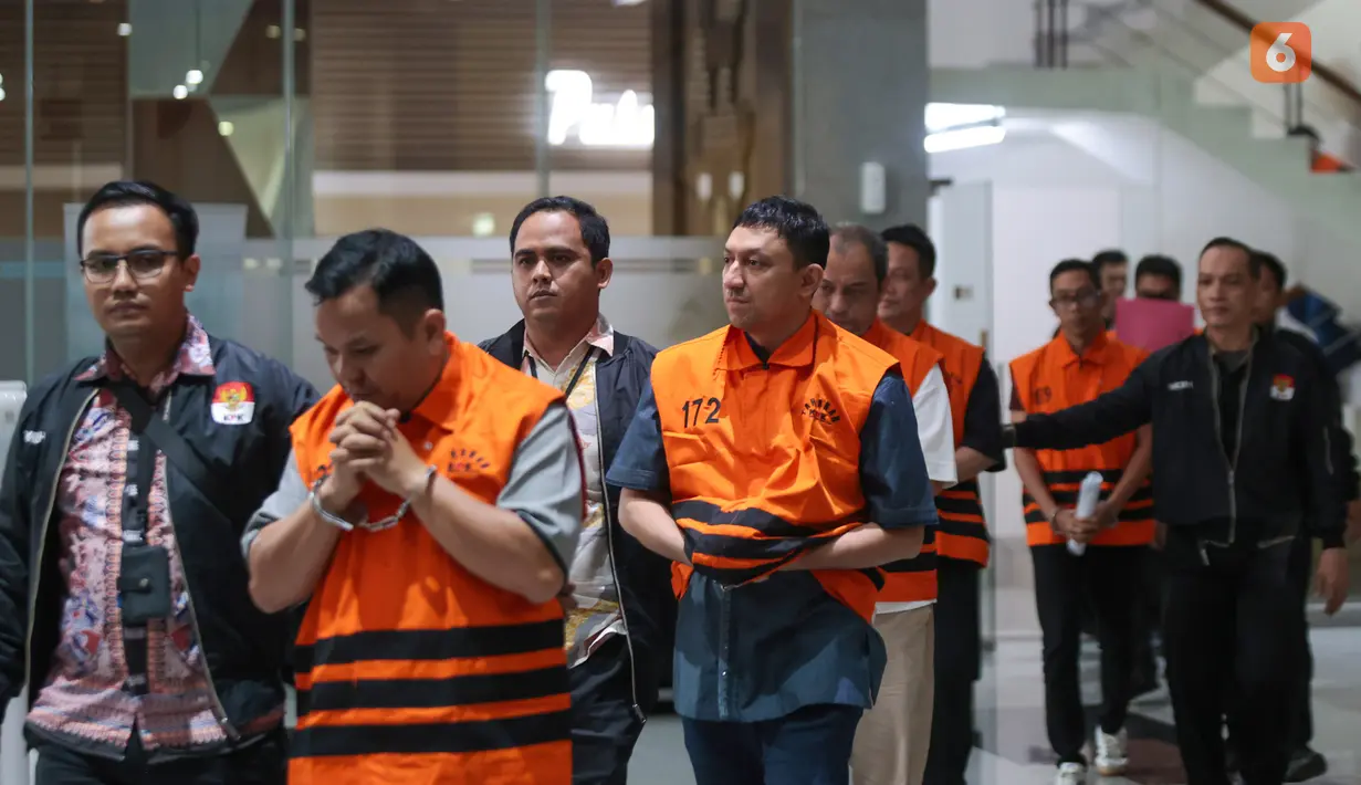 Delapan tersangka keluar dari Gedung Merah Putih KPK setelah menjalani pemeriksaan terkait perkara dugaan suap pengurusan Hak Guna Bangunan (HGB) di BPN Kabupaten Bogor, Jakarta, Selasa (15/9/2026). Mereka kemudian digiring menuju dua kendaraan untuk menjalani penahanan. (KLY/Budy Santoso)