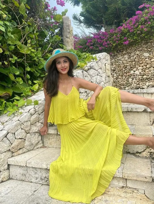 Tampilan feminin Diah dengan pleats dress warna kuning, cantik banget! (Instagram/dps_diahpermatasari).