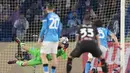 Milan mendapatkan penalti pada menit ke-20 setelah Rafael Leao dilanggar Mario Rui. Olivier Giroud maju sebagai eksekutor namun gagal setelah tembakannya dibendung oleh Alex Meret.  (AP Photo/Andrew Medichini)