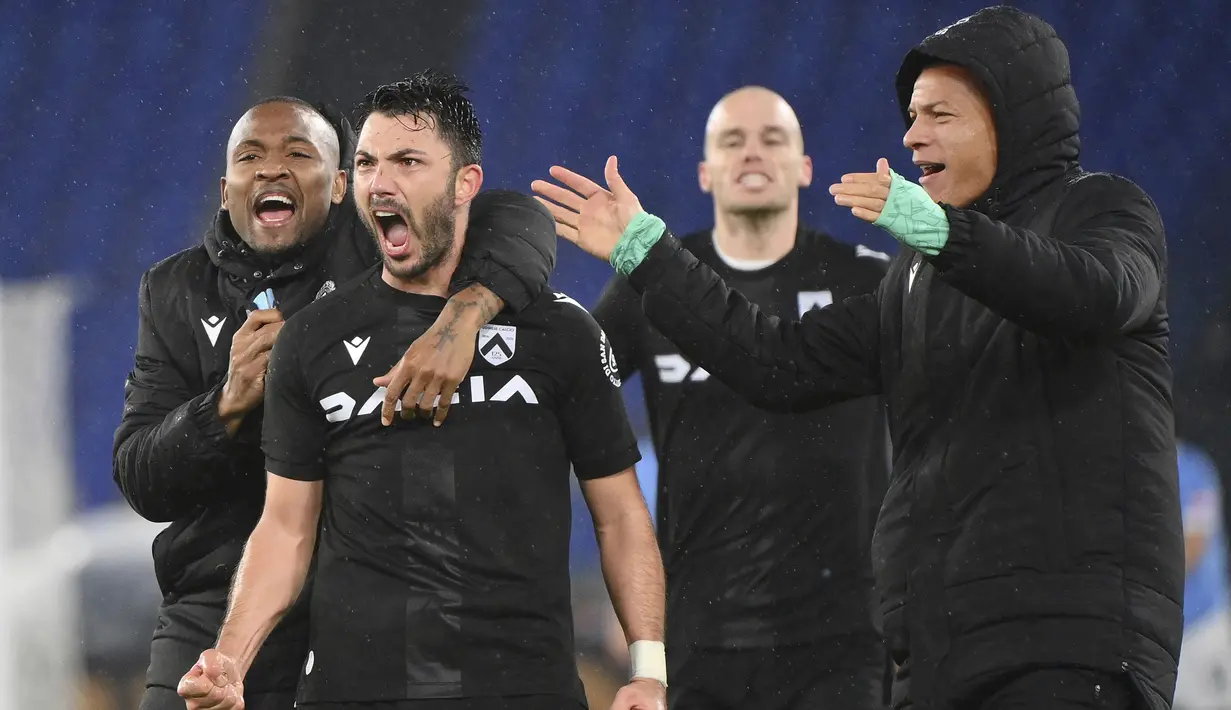 Udinese berhasil menyamakan skor 4-4 saat laga memasuki 9 menit di masa injury time babak kedua. Gol dicetak oleh Tolgay Arslan. (AP/Gregorio Borgia)