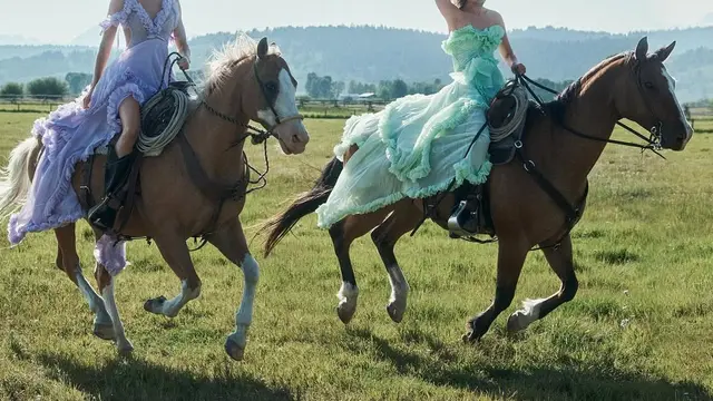 Anggunnya Duo Bestie Supermodel Gigi Hadid dan Kendall Jenner Bergaya Equestrian di Sampul Majalah Vogue