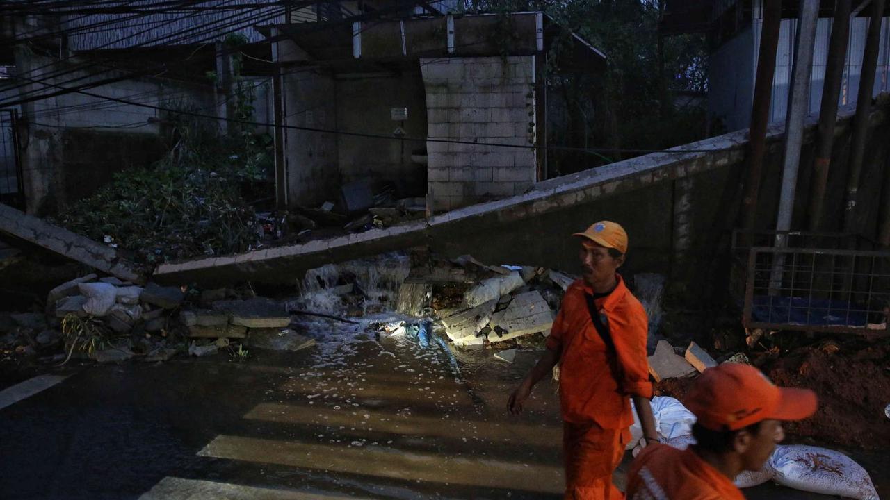 Tembok roboh di Kalibata akibat hujan deras