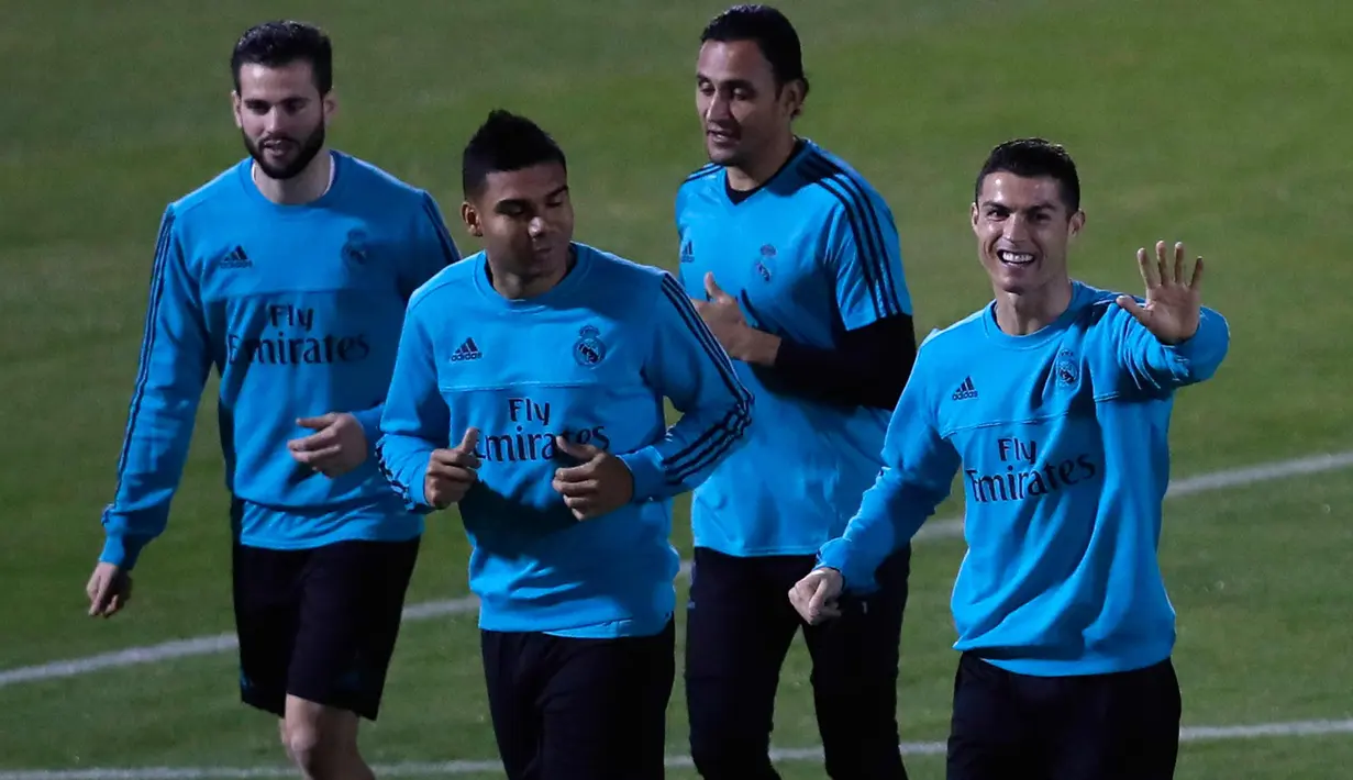Penyerang Real Madrid Cristiano Ronaldo (kanan) bersama rekan-rekannya melakukan pemanasan saat latihan jelang menghadapi Gremio pada final Piala Dunia Klub 2017 di Abu Dhabi, Uni Emirat Arab, (14/12). (AP Photo / Hassan Ammar)