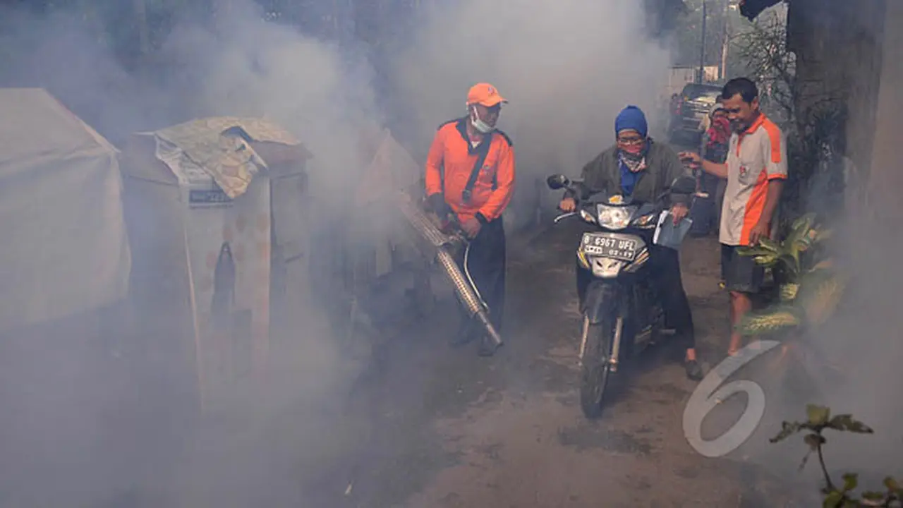 Cegah DBD, Warga Kebayoran Lama Lakukan Pengasapan