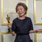 Youn Yuh Jung membawa pulang Piala Oscar 2021 setelah memenangkan kategori Best Actress in a Supporting Role melalui film Minari, 25 April 2021 waktu Los Angeles, Amerika Serikat. (POOL / GETTY IMAGES NORTH AMERICA / GETTY IMAGES VIA AFP)